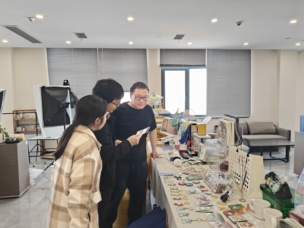 深化校地合作 共育文創(chuàng)人才——商學(xué)院師生赴開(kāi)封文投集團(tuán)開(kāi)展文化產(chǎn)業(yè)發(fā)展參觀(guān)交流活動(dòng)