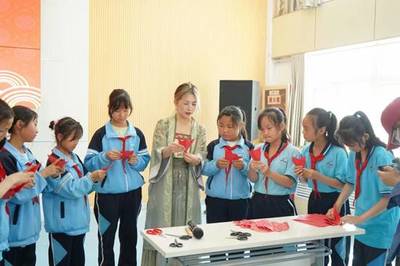 雙語(yǔ)架橋，童心傳韻 我校師生赴移民小學(xué)開(kāi)展“道中華之美”文化展演交流活動(dòng)